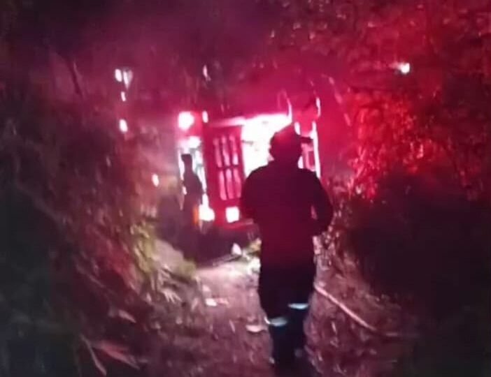 Polsek Bukit Batu Berjibaku Bantu Padamkan Karhutla di Tangkiling