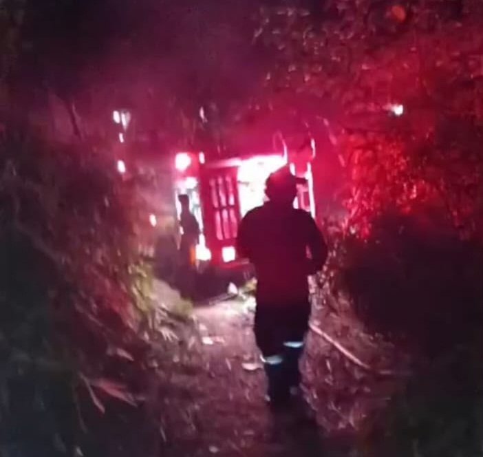 Polsek Bukit Batu Berjibaku Bantu Padamkan Karhutla di Tangkiling