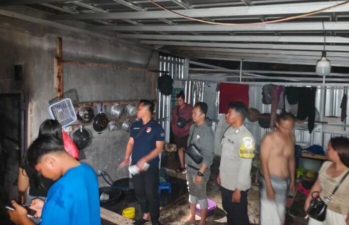 Personel Polsek Sabangau Cepat Tangani Kebakaran Rumah di Kereng Bangkirai