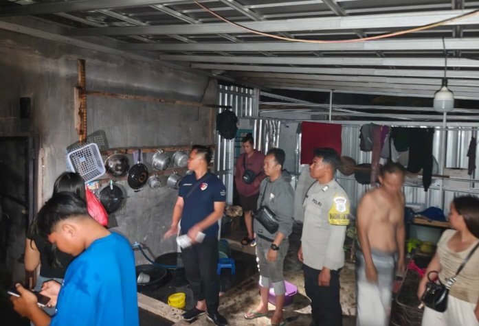 Personel Polsek Sabangau Cepat Tangani Kebakaran Rumah di Kereng Bangkirai