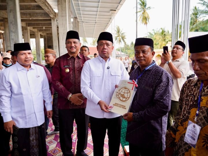 Pulihkan Masjid Pascabencana, Nusron Wahid Serahkan Sertipikat Wakaf dan Bantuan Rp500 Juta di Aceh Tamiang