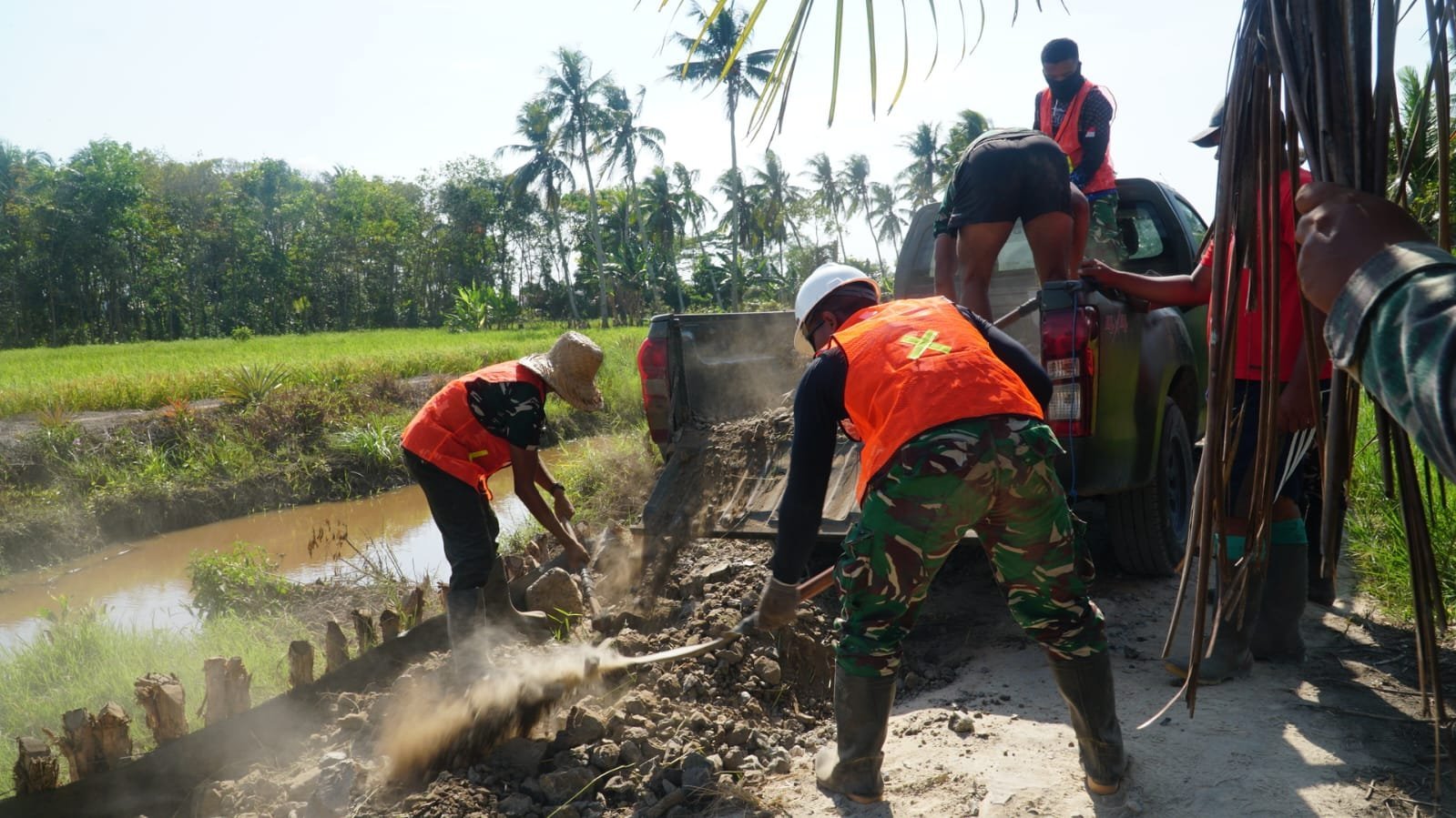 TMMD Ke-129 Genjot Peningkatan Jalan 1,2 Km di Desa Bandaraya, Warga Ikut Gotong Royong