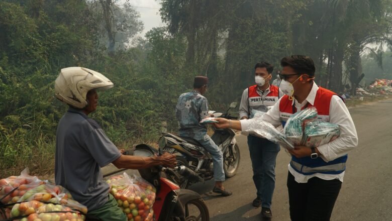 Pertamina Bagikan 14.000 Masker dan Vitamin untuk Warga dan Petugas Karhutla di Palangka Raya