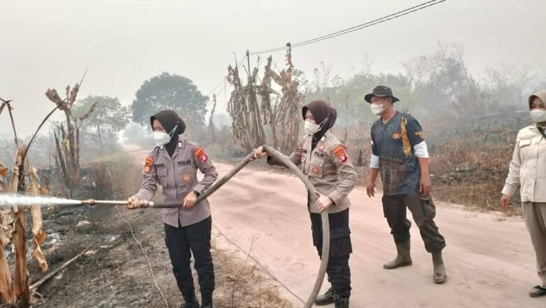 Srikandi Satsamapta Polresta Palangka Raya Ikut Padamkan Karhutla di Lapangan