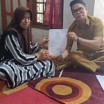 Kadisdukcapil Serahkan Dokumen Kependudukan kepada Keluarga Almarhum Akmad Rizani