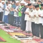 Bersama Ojol, Fairid-Zaini Salat Istisqa Mohon Hujan di Tengah Kepungan Asap Karhutla