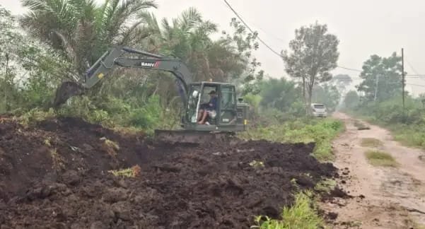 Satgas TMMD ke-130 Kodim 1016/Plk Kebut Drainase di Bukit Tunggal