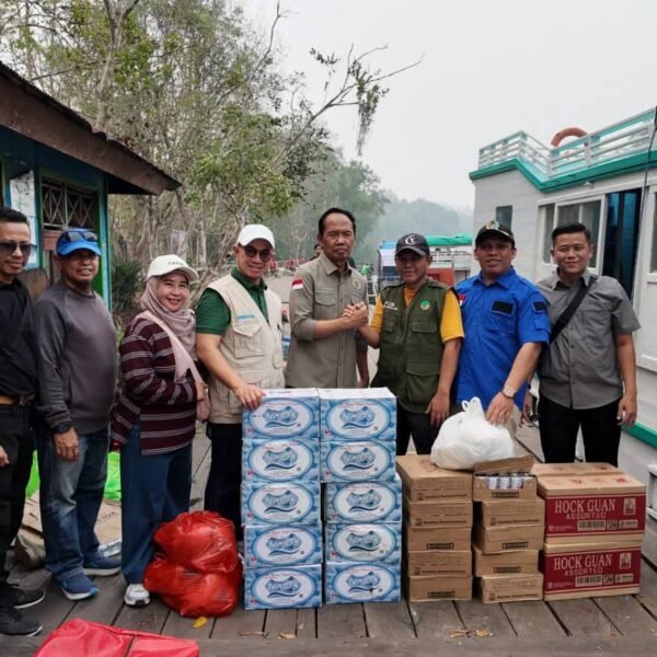 DPRD Kalteng dan DPR RI Tinjau Karhutla Tanjung Puting, Serahkan Bantuan